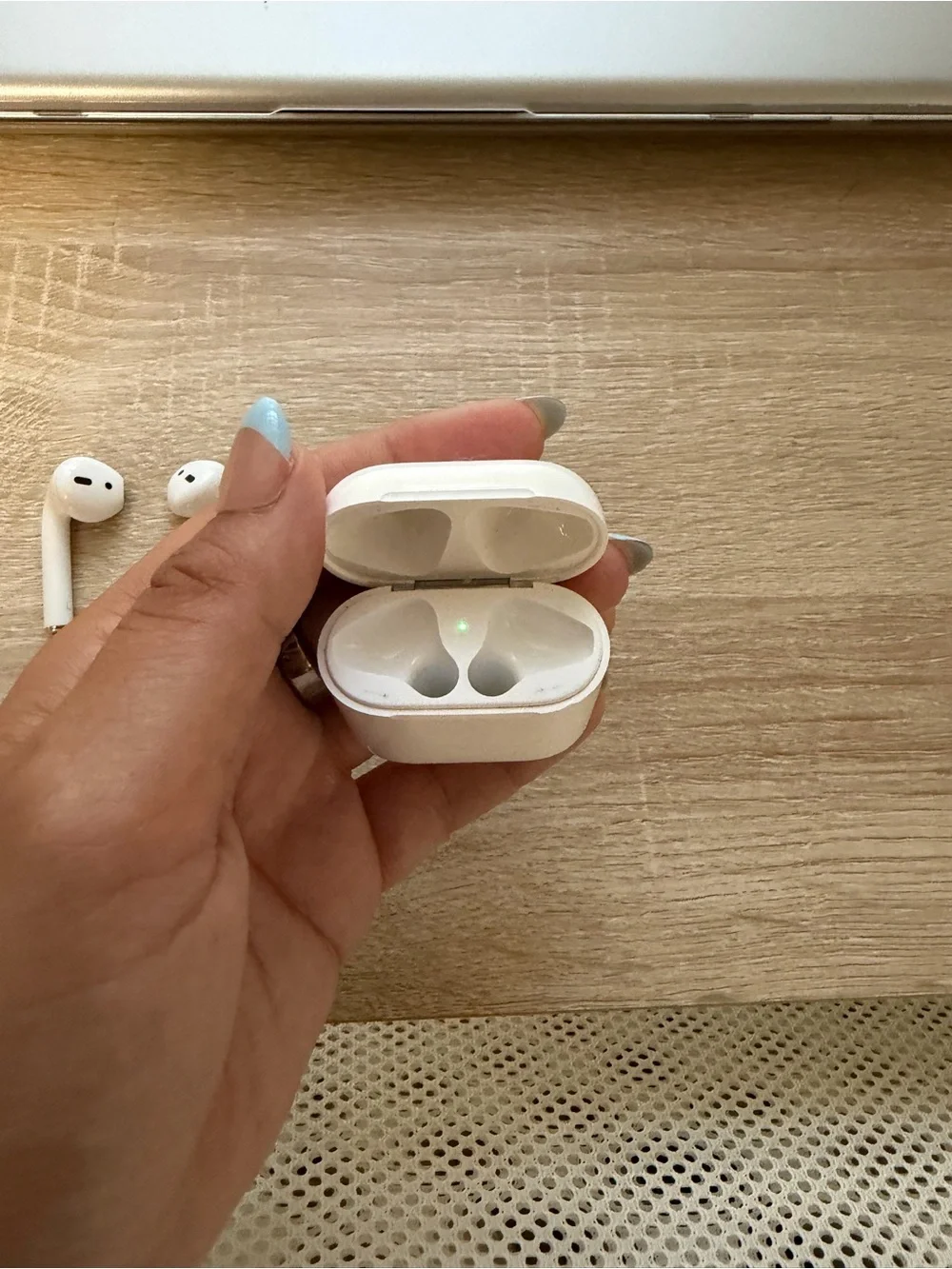 Apple AirPods Gen 2